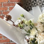 Белоснежный букет с веткой хлопка и пионовидной розой с доставкой в Санкт-Петербурге - Фотография 5