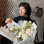 Белоснежный букет с веткой хлопка и пионовидной розой с доставкой в Санкт-Петербурге - Фотография 1