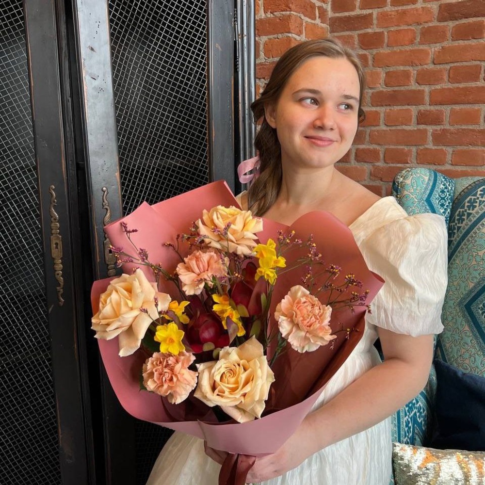 Букет с персиковой розой и бордовыми акцентами с доставкой в Санкт-Петербурге