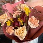 Букет с персиковой розой и бордовыми акцентами с доставкой в Санкт-Петербурге - Фотография 4