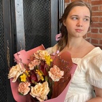 Букет с персиковой розой и бордовыми акцентами с доставкой в Санкт-Петербурге - Фотография 3