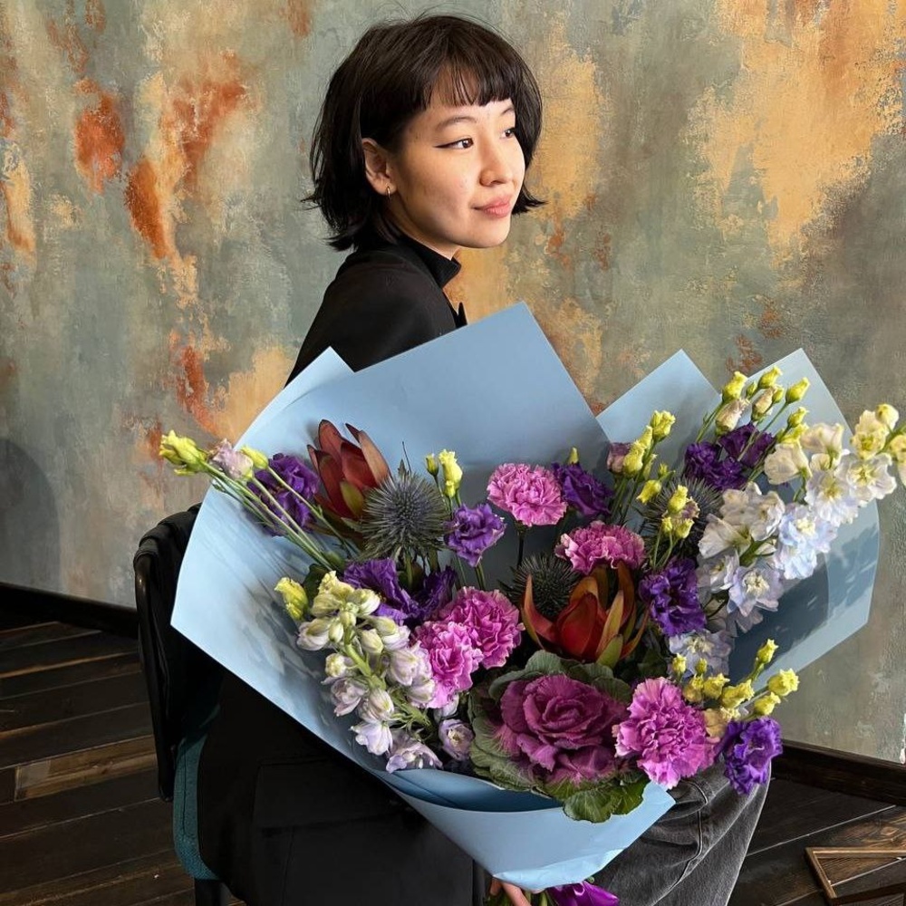 Букет в синих и фиолетовых тонах  с доставкой в Санкт-Петербурге