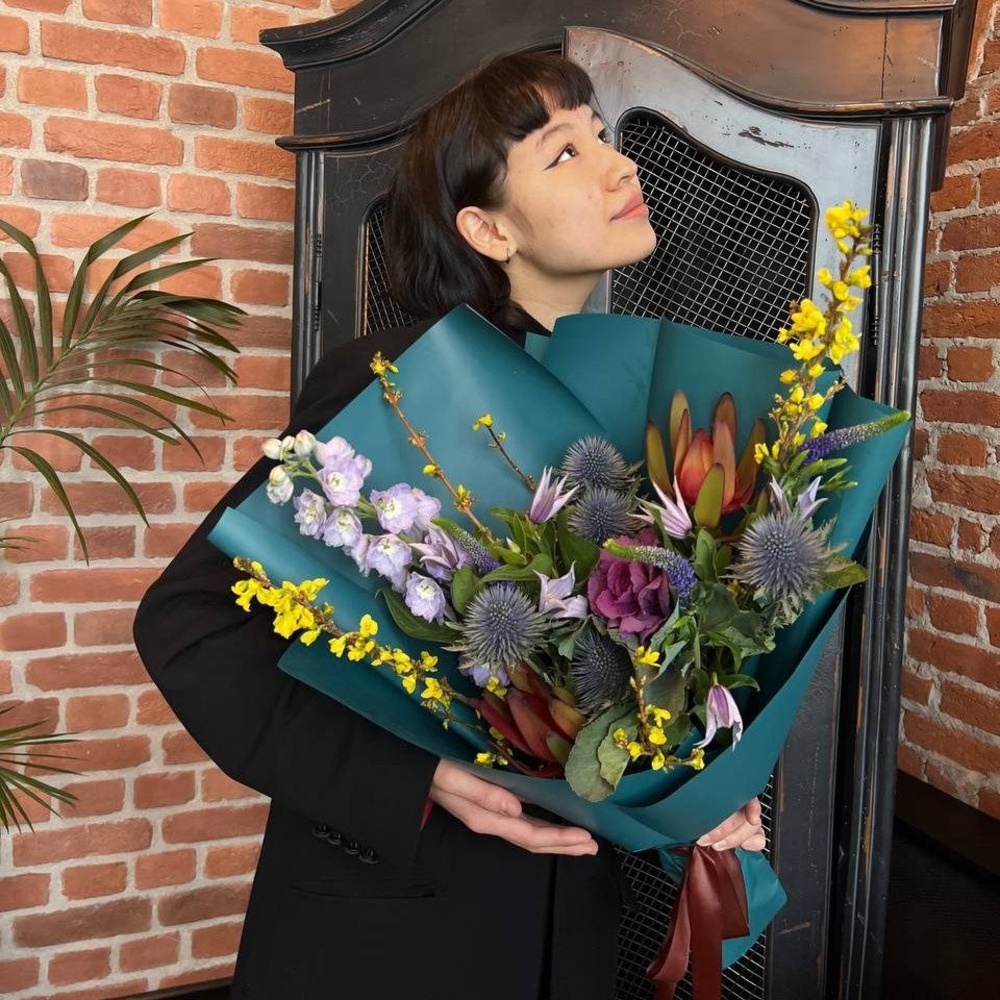 Букет с желтой цветущей веткой и фиолетовой брассикой  с доставкой в Санкт-Петербурге