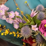 Букет с желтой цветущей веткой и фиолетовой брассикой  с доставкой в Санкт-Петербурге - Фотография 3