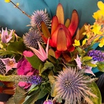 Букет с желтой цветущей веткой и фиолетовой брассикой  с доставкой в Санкт-Петербурге - Фотография 4