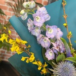 Букет с желтой цветущей веткой и фиолетовой брассикой  с доставкой в Санкт-Петербурге - Фотография 5