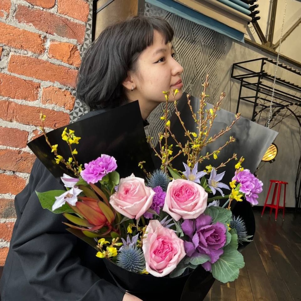 Букет с розовой пионовидной розой, фиолетовыми и желтыми акцентами с доставкой в Санкт-Петербурге