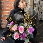 Букет с розовой пионовидной розой, фиолетовыми и желтыми акцентами с доставкой в Санкт-Петербурге - Фотография 2