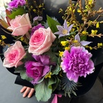 Букет с розовой пионовидной розой, фиолетовыми и желтыми акцентами с доставкой в Санкт-Петербурге - Фотография 4