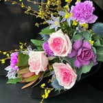 Букет с розовой пионовидной розой, фиолетовыми и желтыми акцентами с доставкой в Санкт-Петербурге - Фотография 5