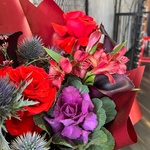 Букет с черными каллами в красных и фиолетовых оттенках с доставкой в Санкт-Петербурге - Фотография 5