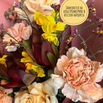 Букет с персиковой розой и бордовыми акцентами с доставкой в Санкт-Петербурге - Фотография 2