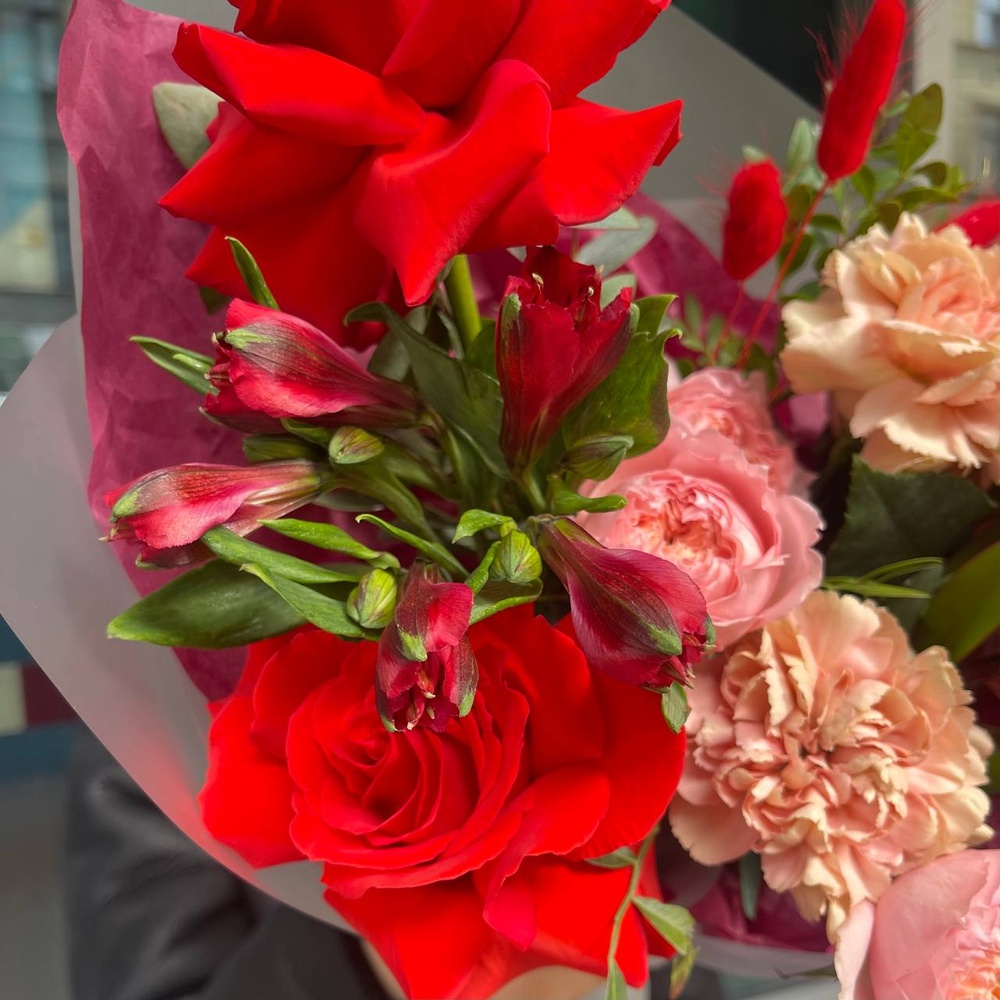 В ритме танго: пионовидные розы и другие цветы + аквабокс и коробка-переноска