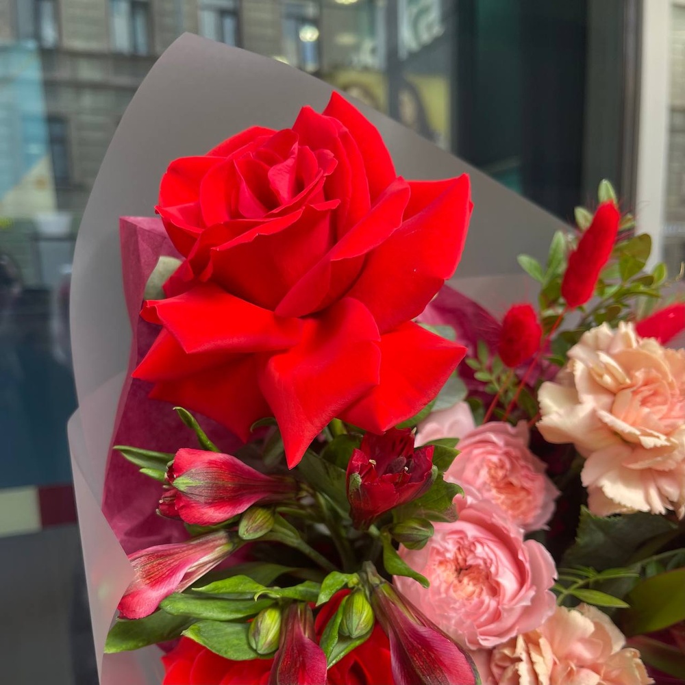 В ритме танго: пионовидные розы и другие цветы + аквабокс и коробка-переноска