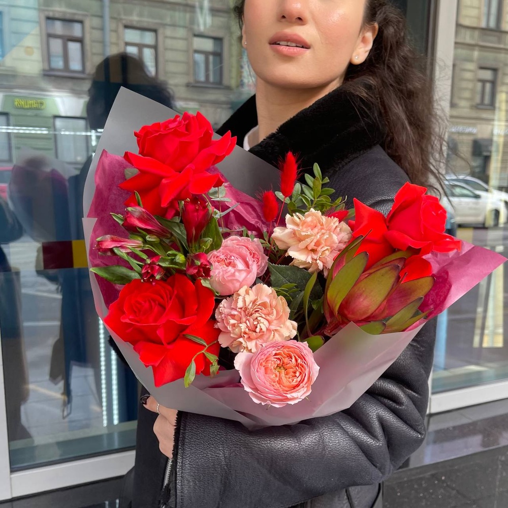 В ритме танго: пионовидные розы и другие цветы + аквабокс и коробка-переноска