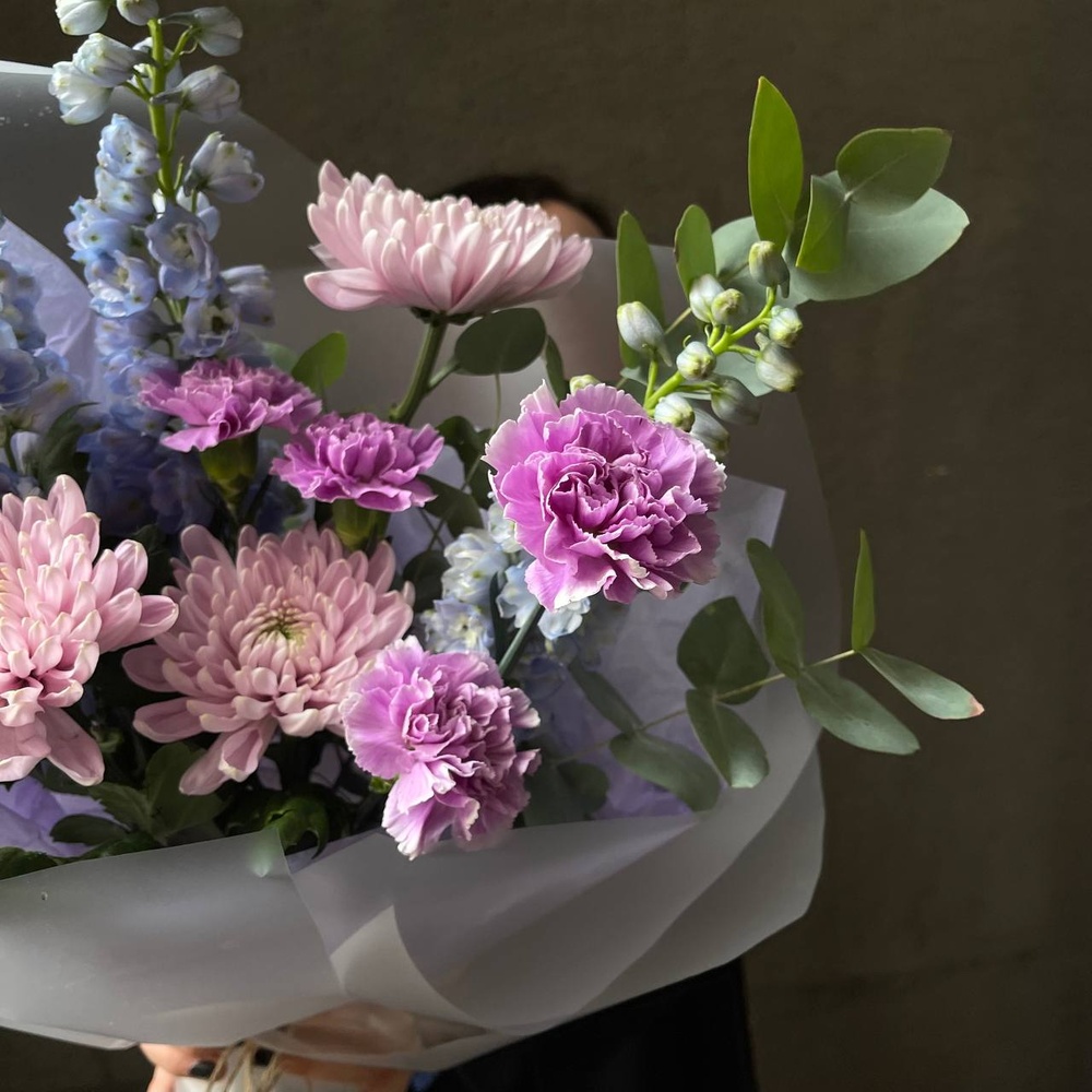Лиловые сумерки: букет стойких цветов с аквабоксом и коробкой-переноской