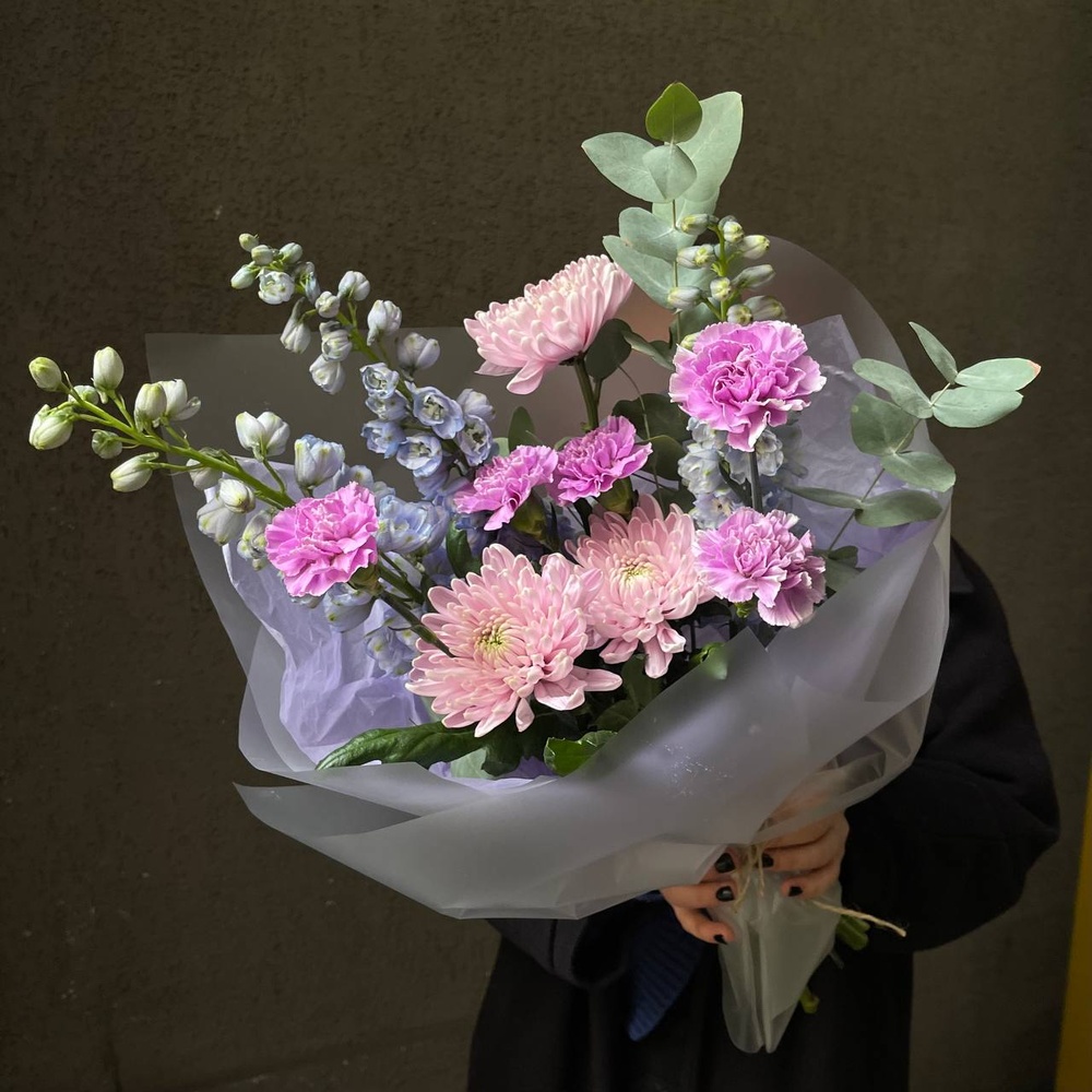 Лиловые сумерки: букет стойких цветов с аквабоксом и коробкой-переноской