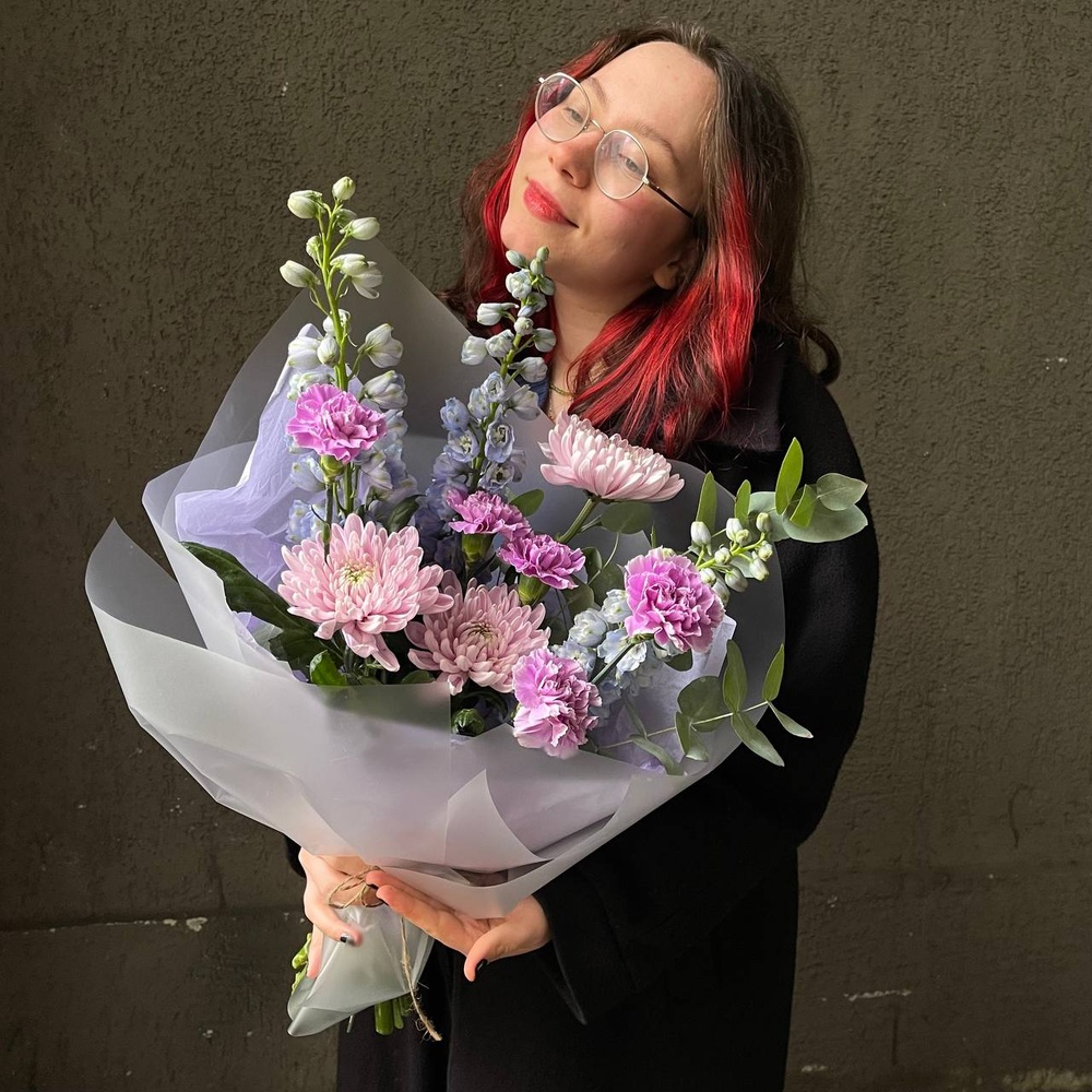 Лиловые сумерки: букет стойких цветов с аквабоксом и коробкой-переноской