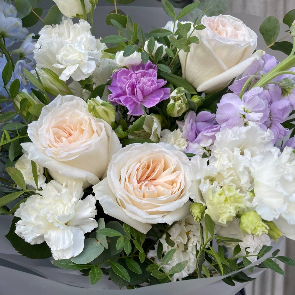 Монпелье: авторский букет в нежной гамме с аквабоксом и коробкой-переноской