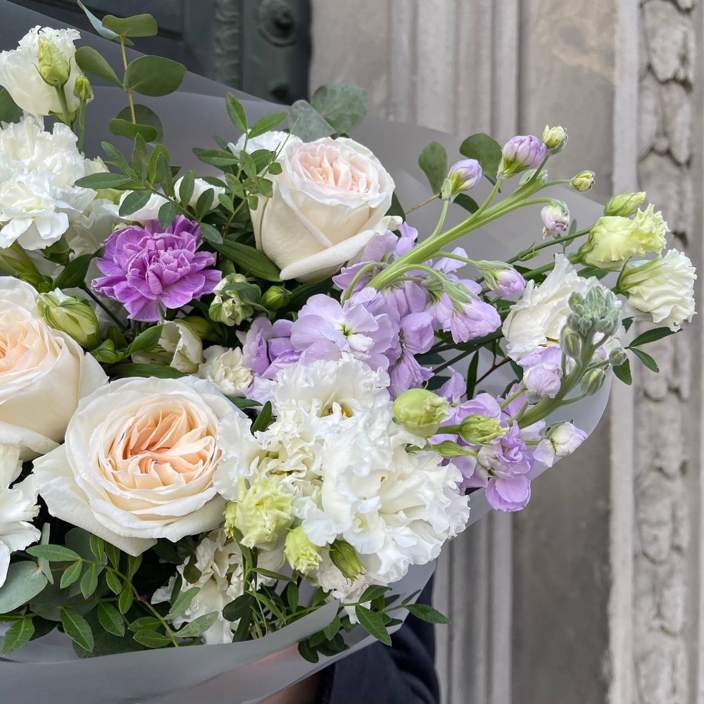 Монпелье: авторский букет в нежной гамме с аквабоксом и коробкой-переноской