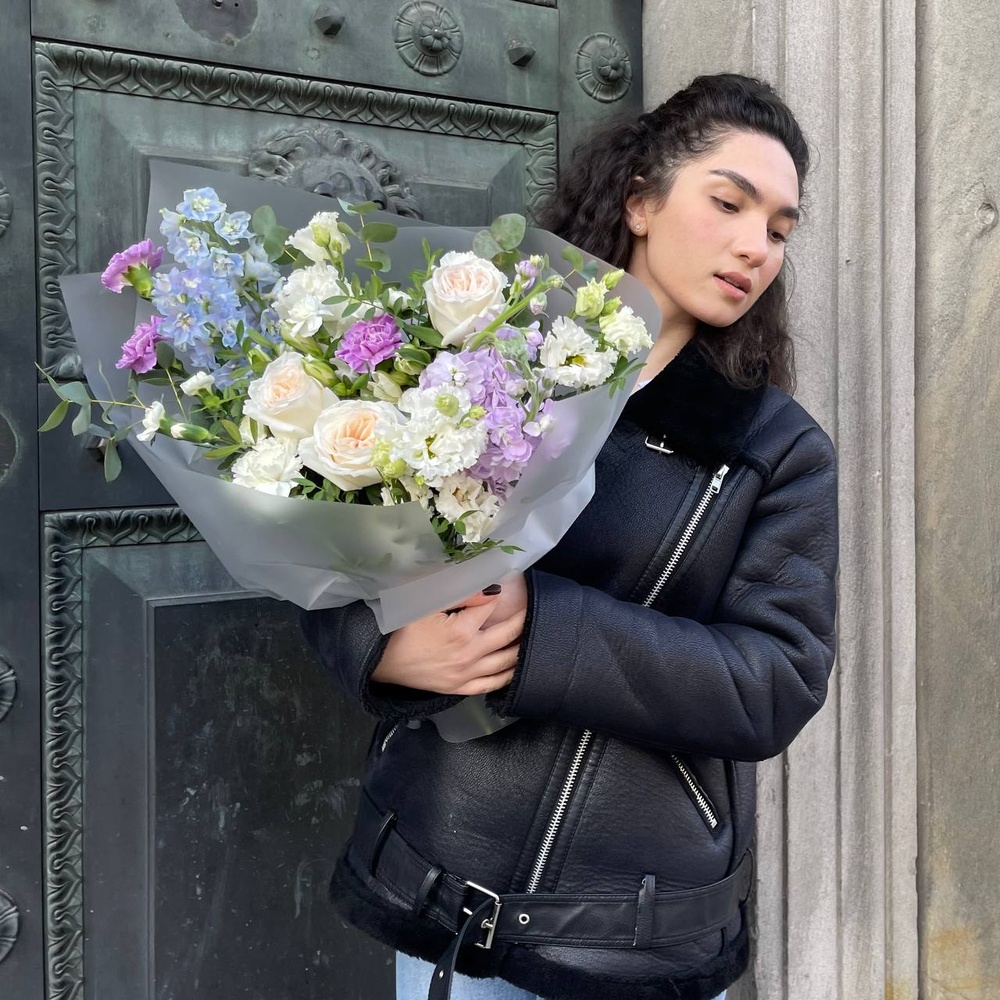 Монпелье: авторский букет в нежной гамме с аквабоксом и коробкой-переноской