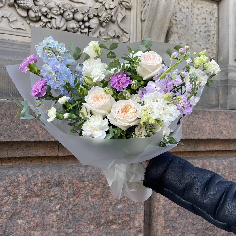 Монпелье: авторский букет в нежной гамме с аквабоксом и коробкой-переноской