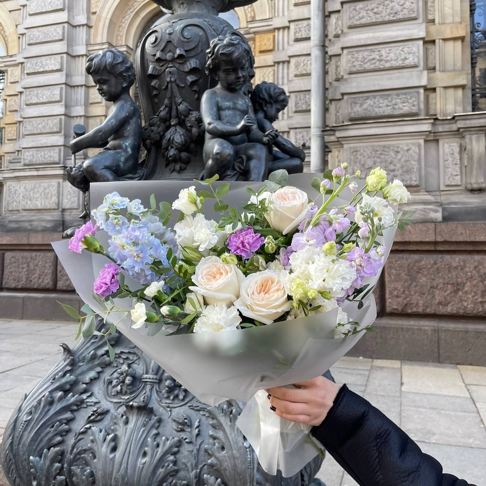 Монпелье: авторский букет в нежной гамме с аквабоксом и коробкой-переноской
