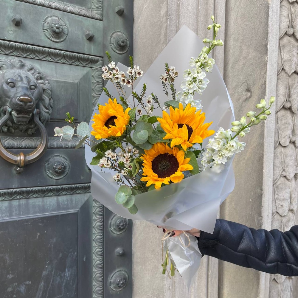 Лион: авторский букет с подсолнухами