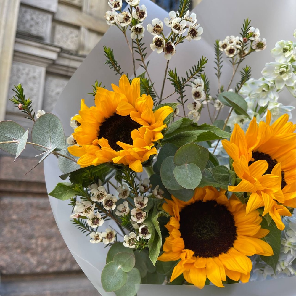 Лион: авторский букет с подсолнухами