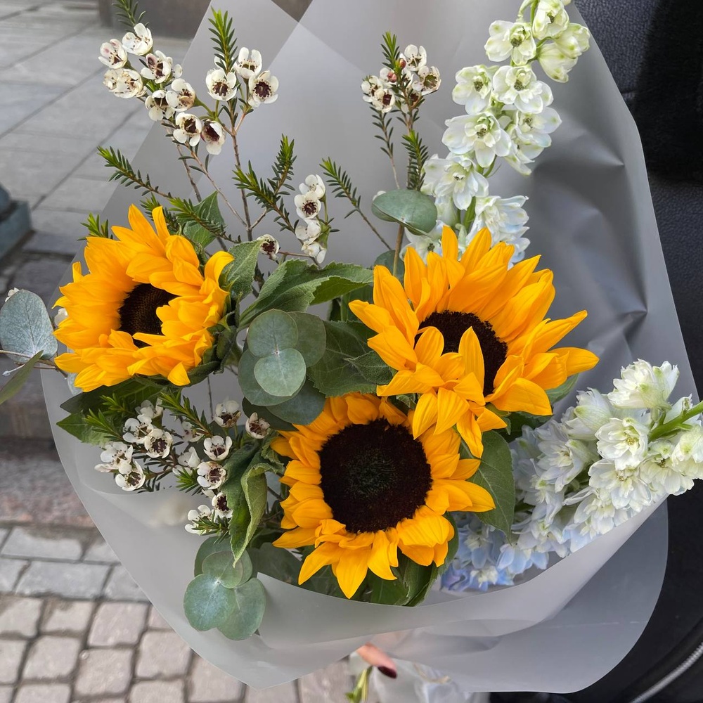 Лион: авторский букет с подсолнухами