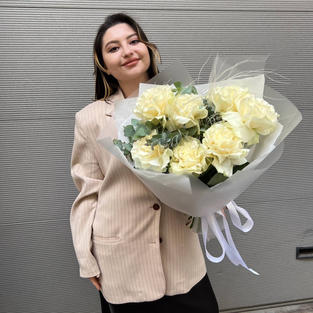 Белый халат: букет с белыми розами