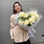 Белый халат: букет с белыми розами - Фотография 1