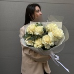 Белый халат: букет с белыми розами - Фотография 3