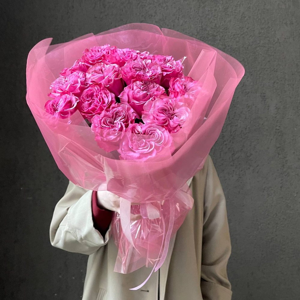 Розовая мечта: 15 пионовидных роз сорта Кантри Блюз с аквабоксом и коробкой-переноской