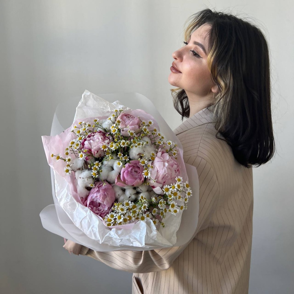 Ватный бинт: букет с пионами, ромашками и хлопком