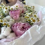 Ватный бинт: букет с пионами, ромашками и хлопком - Фотография 3