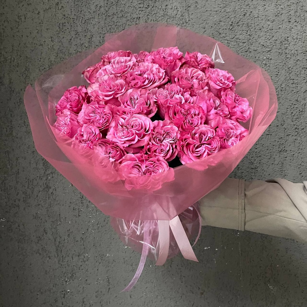 Розовая мечта: 25 пионовидных роз сорта Кантри Блюз с аквабоксом и коробкой-переноской