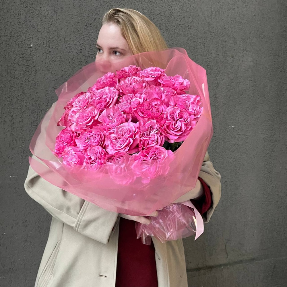 Розовая мечта: 25 пионовидных роз сорта Кантри Блюз с аквабоксом и коробкой-переноской