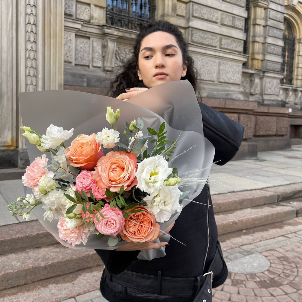 Свидание в Париже: авторский букет в нежной гамме с аквабоксом и коробкой-переноской