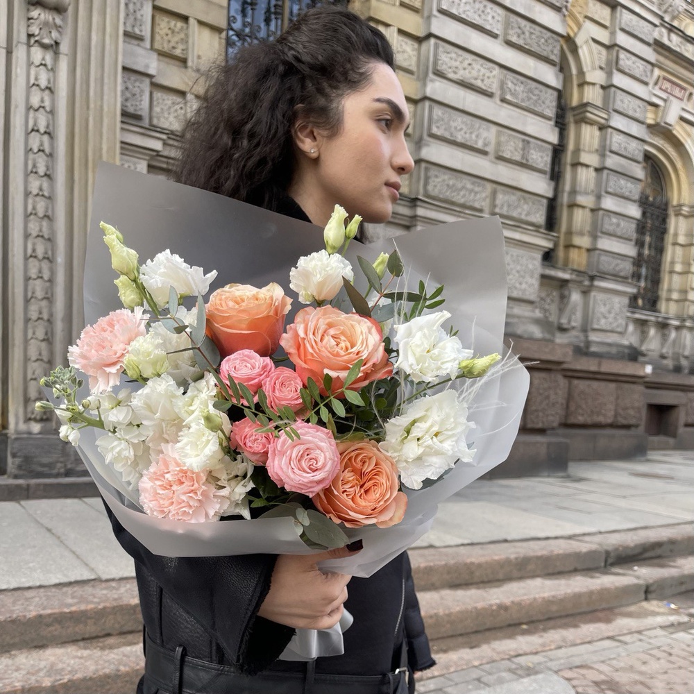 Свидание в Париже: авторский букет в нежной гамме с аквабоксом и коробкой-переноской