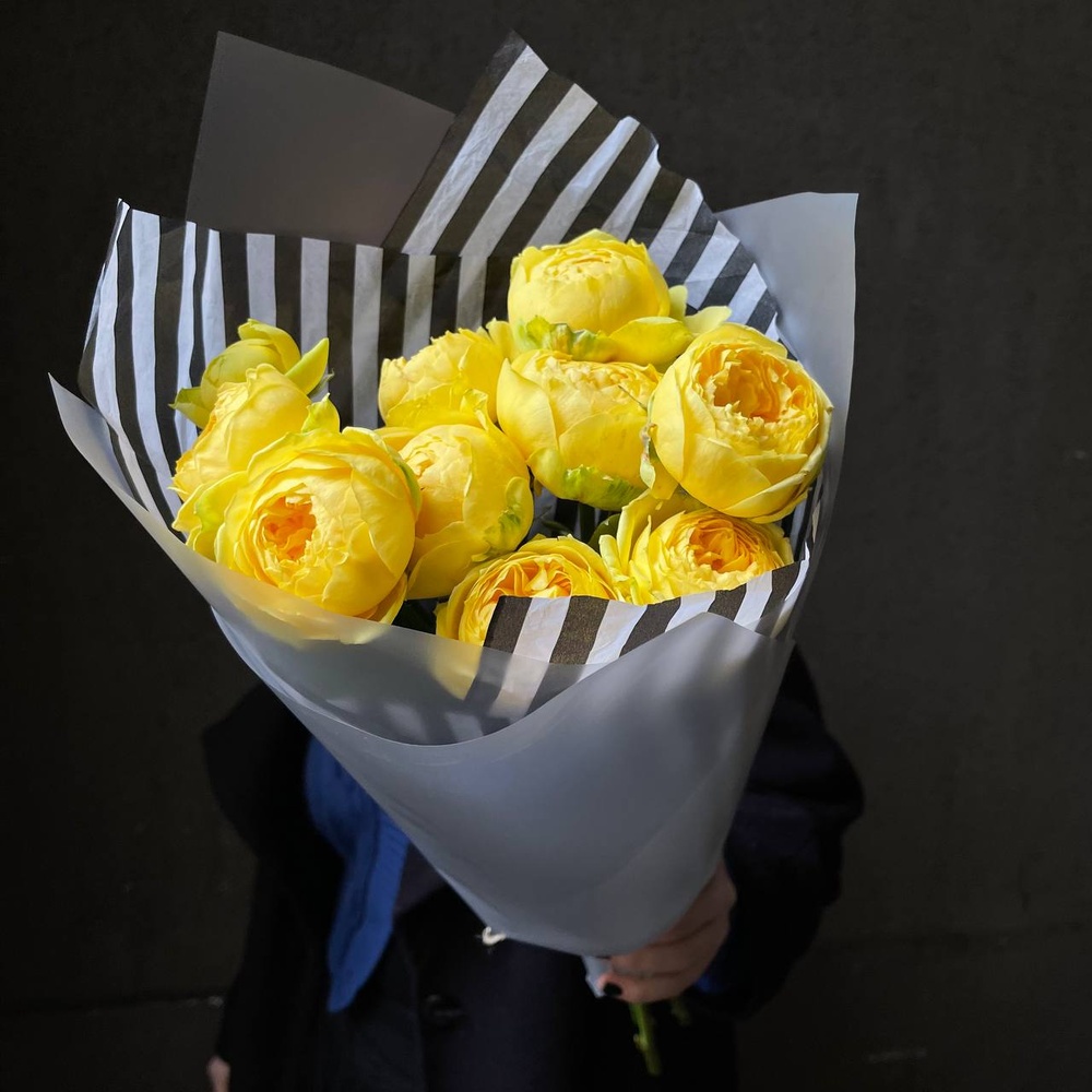 Солнечный поцелуй: букет-комплимент из пионовидной розы в Санкт-Петербурге