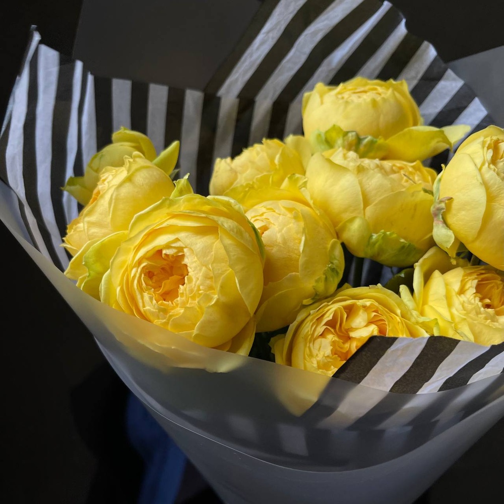 Яркое воспоминание: букет-комплимент из пионовидных роз