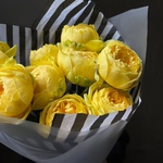 Солнечный поцелуй: букет-комплимент из пионовидной розы в Санкт-Петербурге - Фотография 5