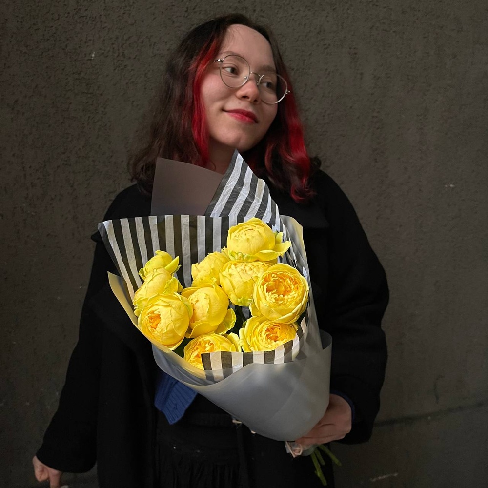 Яркое воспоминание: букет-комплимент из пионовидных роз