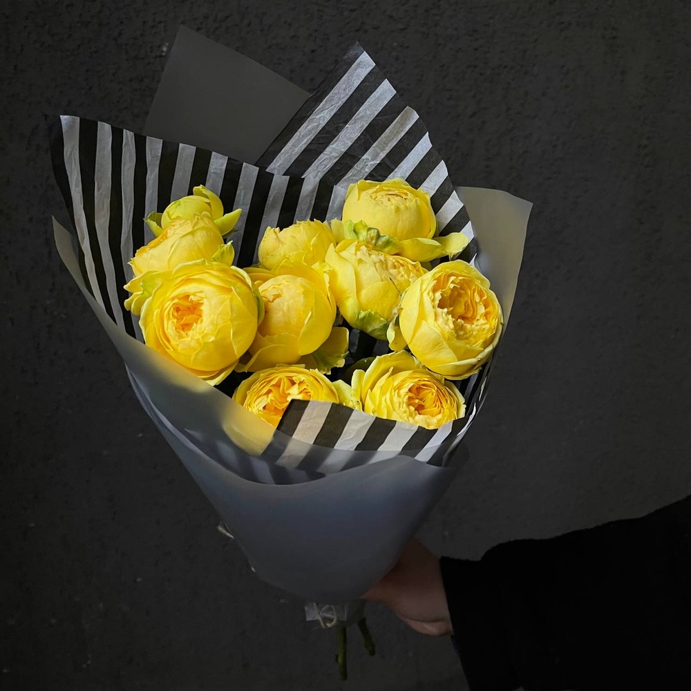 Яркое воспоминание: букет-комплимент из пионовидных роз