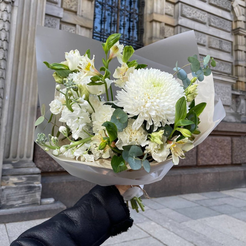 Вайт Энжел: авторский букет в белой гамме с аквабоксом и коробкой-переноской