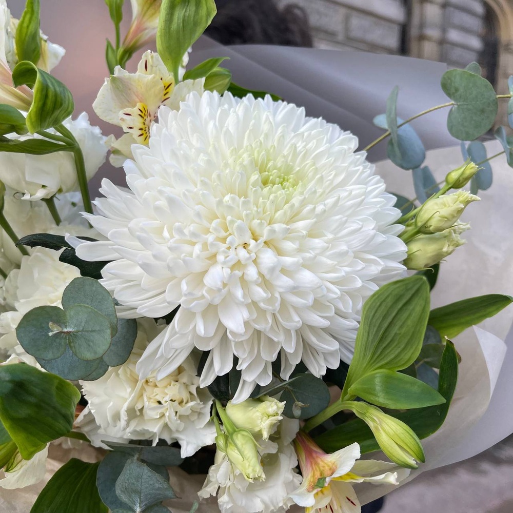 Вайт Энжел: авторский букет в белой гамме с аквабоксом и коробкой-переноской