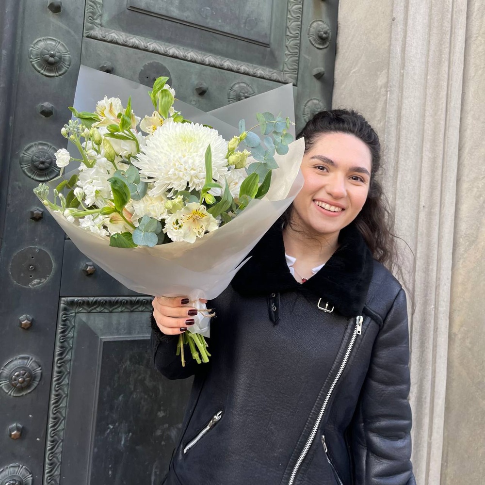 Вайт Энжел: авторский букет в белой гамме с аквабоксом и коробкой-переноской