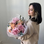 Выстрел эндорфинов: букет с пионовидными розами - Фотография 4