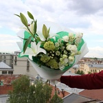 Букет Чижиковый зелёный: лилии, альстромери, лизиантусы (эустома), гиперикум и другие цветы с доставкой в Санкт-Петербурге - Фотография 1